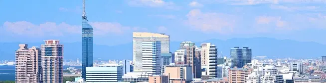 福岡タワーがそびえる都市風景